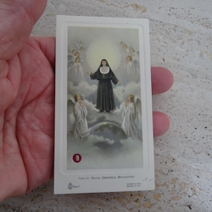 Religieus katholieke kaartschrijn reliekschrijn relikwie van de doek van de heilige Maria Mazzarello. (BB45)