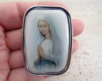 Vintage pillendoosje Maagd Maria | Rozenkranshouder | Katholiek zakaltaar | Marian devotionele doos. (C4)