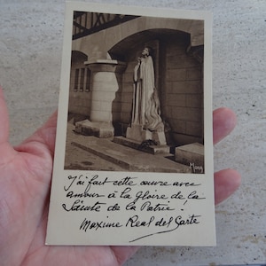 Antike französische ungebrauchte Postkarte mit Statue Jeanne d'Arc Jeanne des Bogens des Denkmals betende für Frankreich Souvenir von Rouen. ( C 18 )