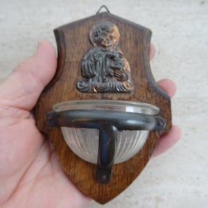 Pila de agua bendita católica francesa de madera antigua de estilo religioso que representa al Niño Jesús con el cordero Agnus Dei. ( ST 43 )