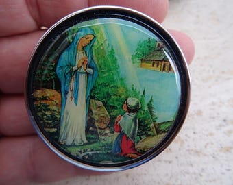 Lourdesrozenkranshouder Maagd Maria Bernadette Verschijning rond pillendoosje Katholiek Heiligdom Marian devotionele reisetui. C 8