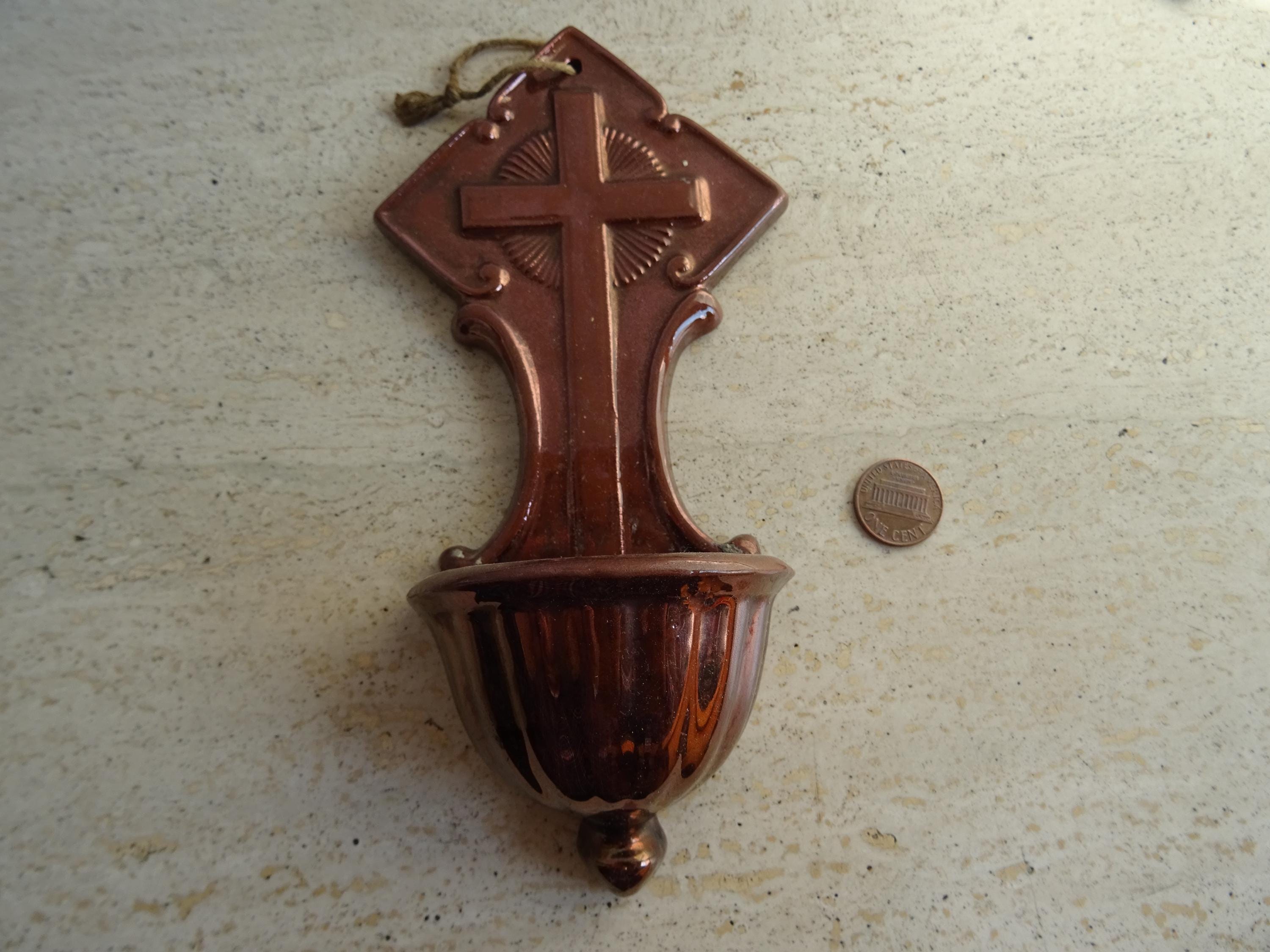 宗教的なヴィンテージの釉薬をかけた陶器、聖水盤、十字架付き。26個