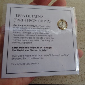 Medaglia religiosa in argento placcato oro vermeil cattolico con reliquia reliquiario della Vergine Maria di Fatima con terra di Fatima. D 1