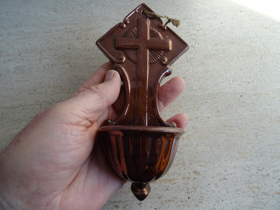 宗教的なヴィンテージの釉薬をかけた陶器、聖水盤、十字架付き。26個