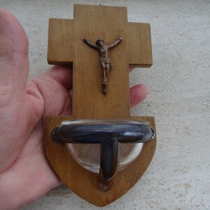 Pila de agua bendita de madera católica francesa antigua religiosa con cruz crucifijo y cuerpo de cobre del Santo Jesucristo. ( S 23 )