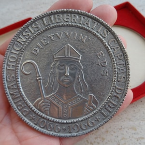 Religious medal pendant token medallion primas hoiensis medal 1066 - 1966 tin libertatis cartas Christianity in original box.