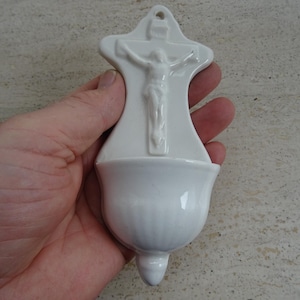 Ancien bénitier religieux catholique français Bénitier en porcelaine avec croix crucifix Saint Jésus-Christ Notre-Seigneur. ( AA 18 )