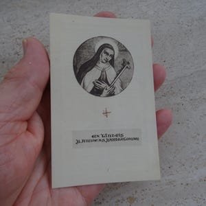 Religieus katholiek kaartschrijn met relikwie van de stof van de heilige Anna van Sint-Bartholomeus Bartholomeus de apostel. ( Y 20 )
