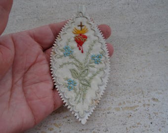 Antique French Sacred Heart of Jesus Scapular – Embroidered Catholic Devotional – Sacré Coeur – Religious Textile.  ( D E 11 )