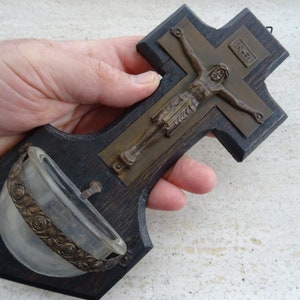 Pila de agua bendita de madera católica francesa antigua religiosa con crucifijo de cobre del Santo Jesucristo. (M 27)