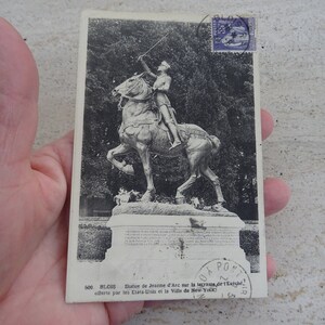 Antigua postal francesa usada con estatua de Juana de Arco Joan, recuerdo de Blois donado por Nueva York y Estados Unidos. ( G 7 )