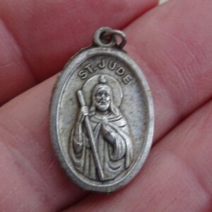 Religiöse französische katholische versilberte Medaille Anhänger Charm Medaillon der Heiligen Jude Thaddaee Thadee. ( 1 )