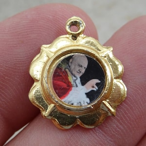 Religious catholic gold plated medal pendant charm medallion of Pope Papa Francis. ( C 23 )