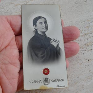 Sanctuaire religieux catholique en carton avec reliquaire de sainte Gemma Galgani. ( R 17 )