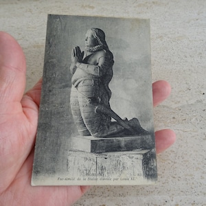 Antigua postal francesa sin usar con estatua de monumento con Juana de Arco rezando, recuerdo de Juana de Arco de Domremy. ( F 39 )