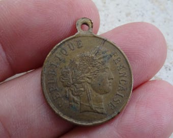 Ciondolo con medaglia musicale francese del 1885 – République Française – Concours de Musique d'Harmonie – Medaglia di bronzo antica ( O 26 )