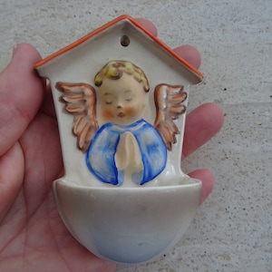 Pila de agua bendita católica de porcelana Hummel-Goebel con el ángel guardián querubín en oración. (H 14)