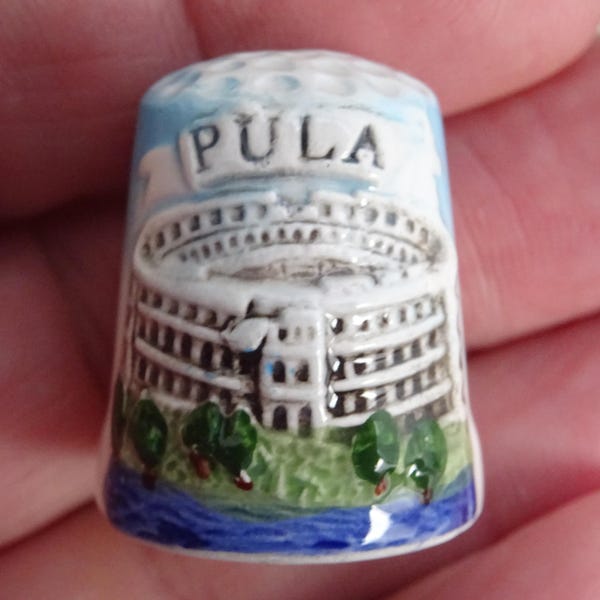 Vintage porcelainen thimble thimbleful souvenir of Pula in Croatia. ( LL 27 )