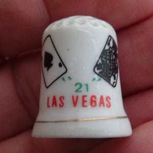 Ditale di porcellana d'epoca con carte da gioco, souvenir di Las Vegas negli Stati Uniti. ( X X 12 )