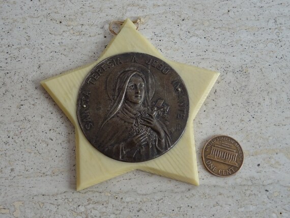 フランスのアンティークカトリックの宗教的なメダル、リジューの聖