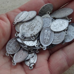40 medailles religieuze antieke Franse aluminium katholieke medailles charmes hangers medaillons charmes van de Heilige Maagd Maria van Onze Lieve Vrouw van Genaden.