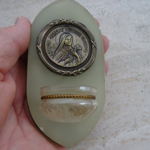 Pila de agua bendita de mármol, antigua pila católica francesa religiosa de cristal con placa con medallón plateado de Santa Teresita de Lisieux.R31