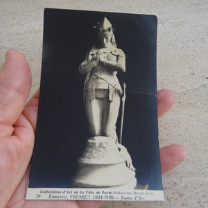Postal francesa antigua sin usar con estatua de Juana de Arco Juana de Arco con su espada. ( E 9 )