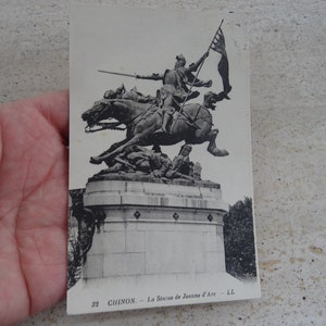 Francés antiguo utilizado postal postal con estatua del monumento de Juana de Arco Juana de Arco con recuerdo del monumento de Chinon. ( B 5 )
