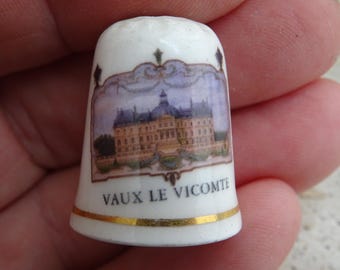 Vintage porcelainen thimble thimbleful souvenir of Vaux le Vicomte in France. ( A m 16 )