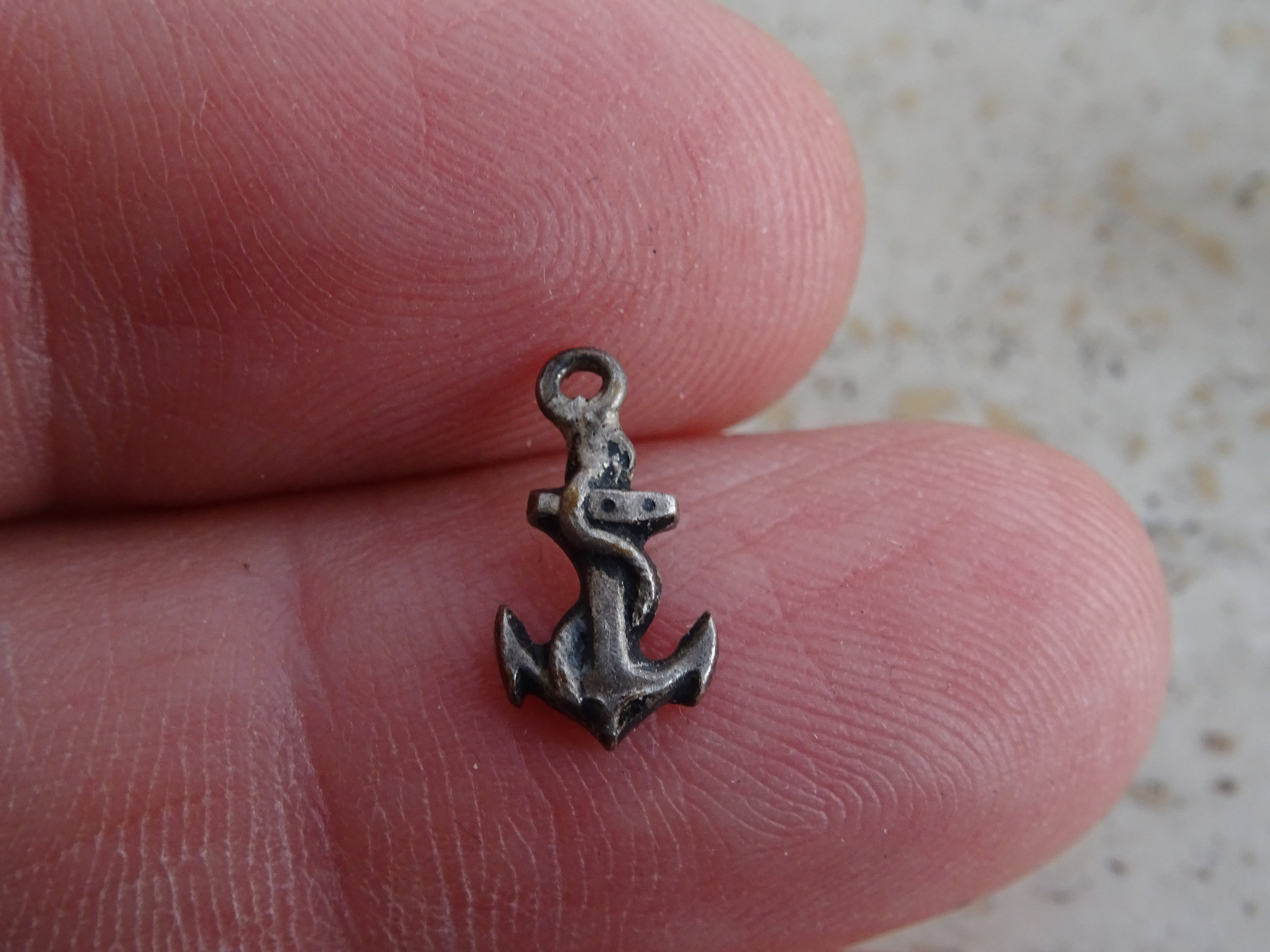 Französische versilberte Medaille Anhänger Charme Medaillon eines Anker Kreuzes Kruzifix Geschenk für ihren Seemann. ( 10 )
