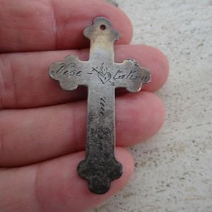 Religiöst antikt silverkatoliskt krucifixhänge med korsvisitation med namnet E. Gilles daterat 25 maj 1936) som markerar en första nattvard. A B 3