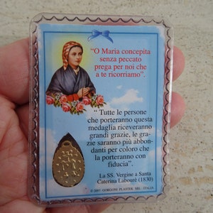 Biglietto religioso cattolico plastificato vintage della Santa Vergine Maria di Lourdes e Santa Bernadette con all'interno l'Acqua Santa di Lourdes. 5