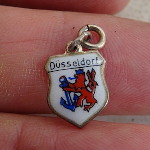 Dije de viaje vintage de plata esmaltada con marca 800, amuleto turístico, escudo de armas, recuerdo de Düsseldorf, Alemania. Talla 2