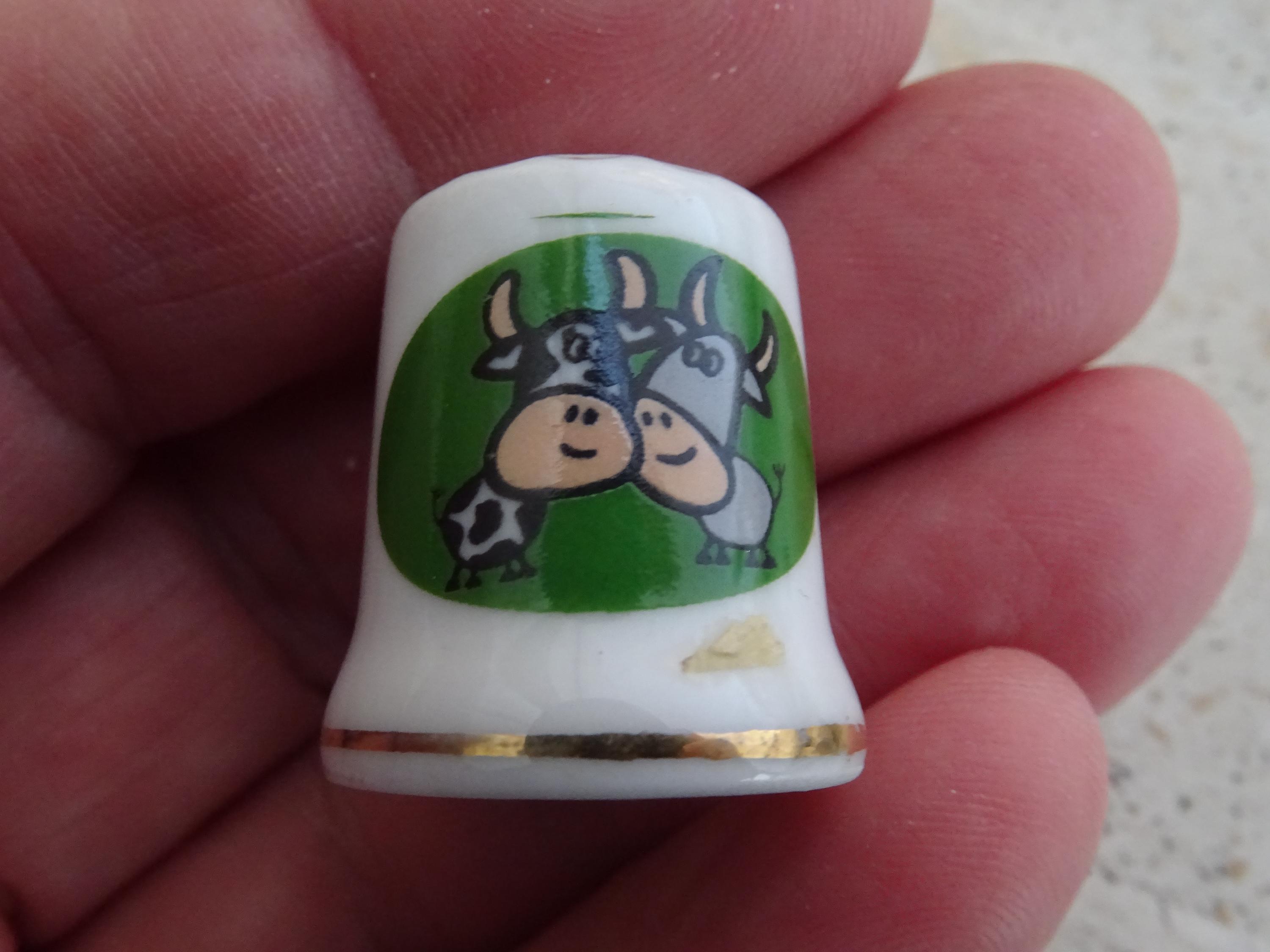 Vintage porcelainen thimble thimbleful souvenir of Cordoba in Spain with cows. ( O 7 )
