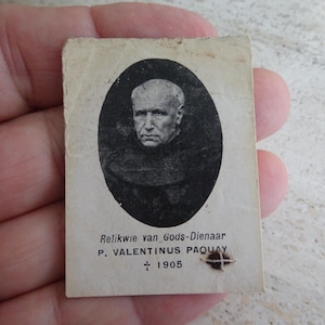Religieus katholiek kaartschrijn met reliekschrijn van de heilige Paterke van Hasselt, broer Valentinus Paquay. (j1)