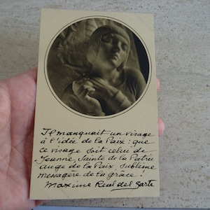 Antike französische ungebrauchte Postkarte mit Statue Jeanne d'Arc Jeanne d'Arc Joan of Arc betende für Frieden Souvenir von Rouen. ( E 20 )