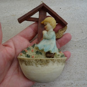 Pia de água benta católica religiosa com anjo da guarda orando Querubim Puti. ( H 14 )