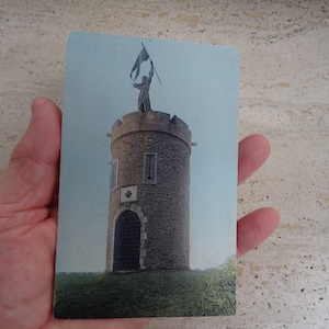 Cartão postal usado francês vintage com estátua Jeanne d'Arc Joana d'Arc com monumento em la Chartre-sur-le Loir. (1)