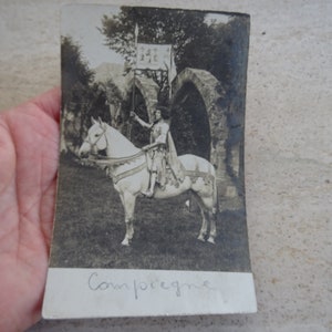 Antieke Franse ongebruikte post prentbriefkaart met standbeeld van Jeanne d'Arc Jeanne d'Arc op haar paard. ( E 1 )