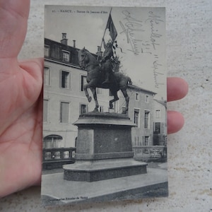 Antike französische gebrauchte Postkarte mit Statue Jeanne d'Arc Jeanne des Bogens mit Monument Souvenir von Nancy. ( A 2 )