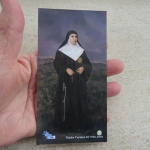 Carte de sanctuaire religieux catholique avec relique de reliquaire avec morceau de tissu de Sainte Mère Carmen del Nino Jesus.  U 19 ans