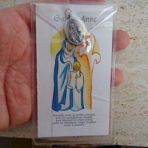 Carta religiosa cattolica plastificata con all'interno una medaglia religiosa di Sant'Anna.  ( A 1 )