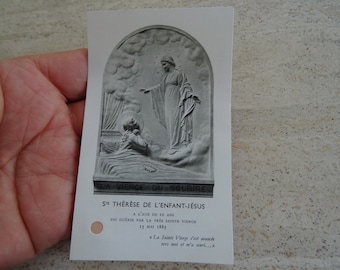 Rara y antigua tarjeta relicario-relicario católica francesa con un trozo de tela tocado en Santa Teresita de Lisieux. (O 9)