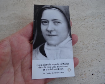 Rara tarjeta religiosa antigua francesa católica con relicario y trozo de tela tocado en la iglesia de Santa Teresa de Lisieux. (UU 27)