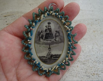 Religiöses Medaillon-Anhängerbild hinter Glas, umgeben von Perlen, mit Darstellungen der Heiligen Jungfrau Maria und Engeln aus Enzersdorf in Österreich. ( 7 Z )