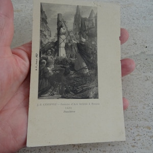 Antike französische ungebrauchte Postkarte mit Statue Jeanne d'Arc Jeanne d'Arc Monument betend für Frankreichandenken von Rouen. (F38)