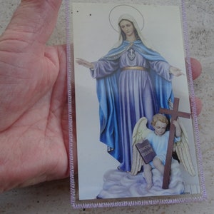 Biglietto religioso cattolico plastificato vintage con la Santa Vergine Maria Nostra Signora con angelo e croce crocifisso. (26)