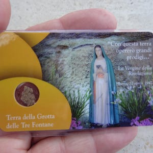 Reliquiario religioso con reliquia della terra della grotta della Beata Vergine Maria delle Tre Fontane. ( O 42 )