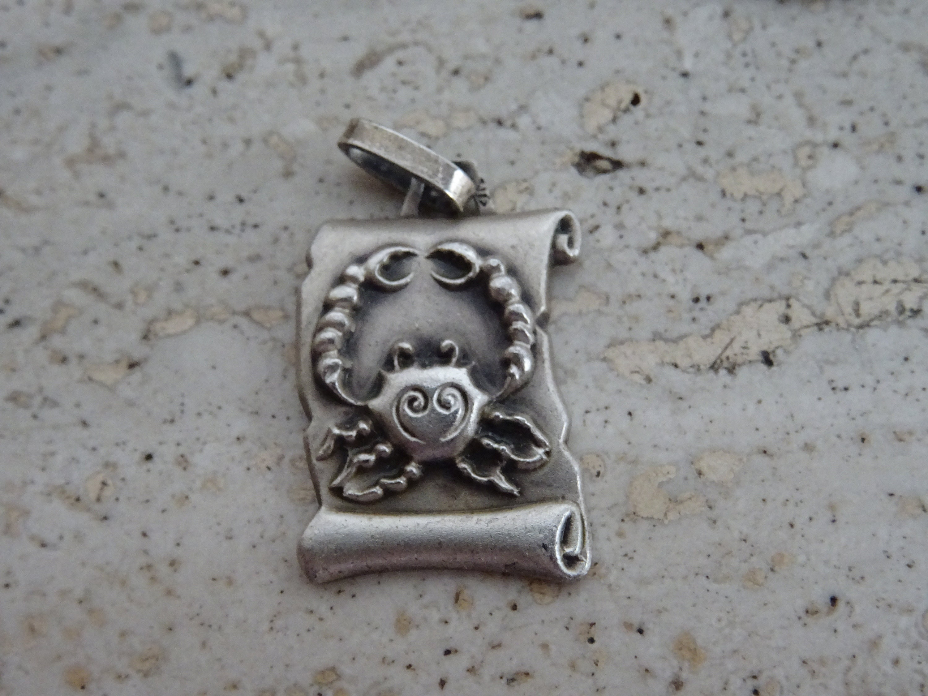 Pendentif médaille du zodiaque argenté vintage, médaillon, signe Constellation, cancer du crabe. ( J 9 ) - France