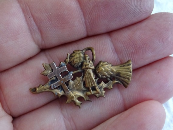 Broche Ancienne En Métal Représentant Jeanne D'Arc - Occasion - Bijou Vintage Et Historique
